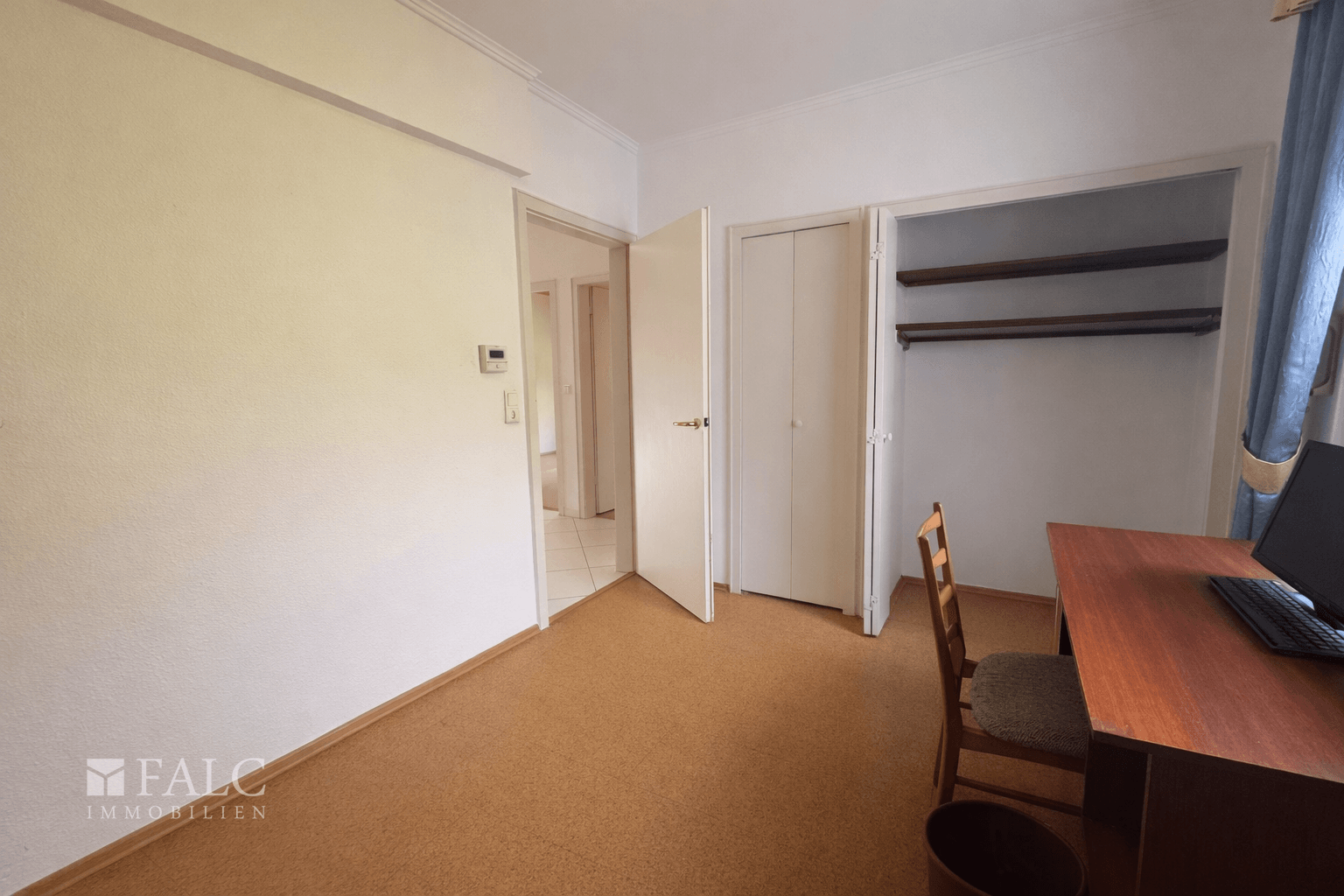 Großes Büro mit eingelassenem Tresor